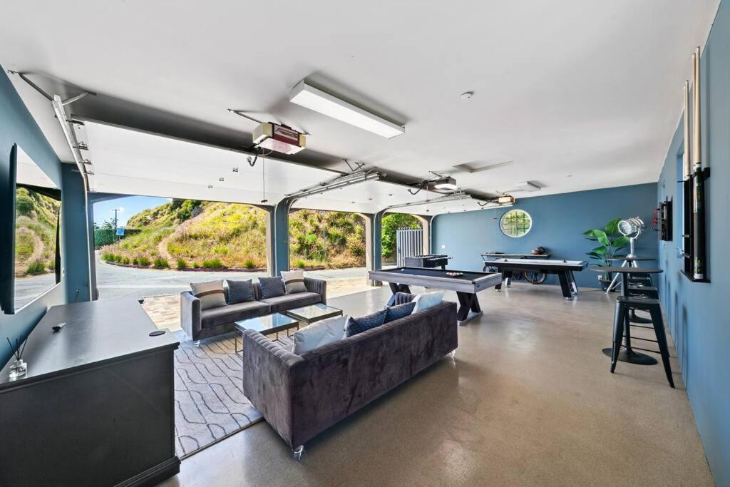 Hollywood Hills Luxury Spanish Estate With Pool & Views *